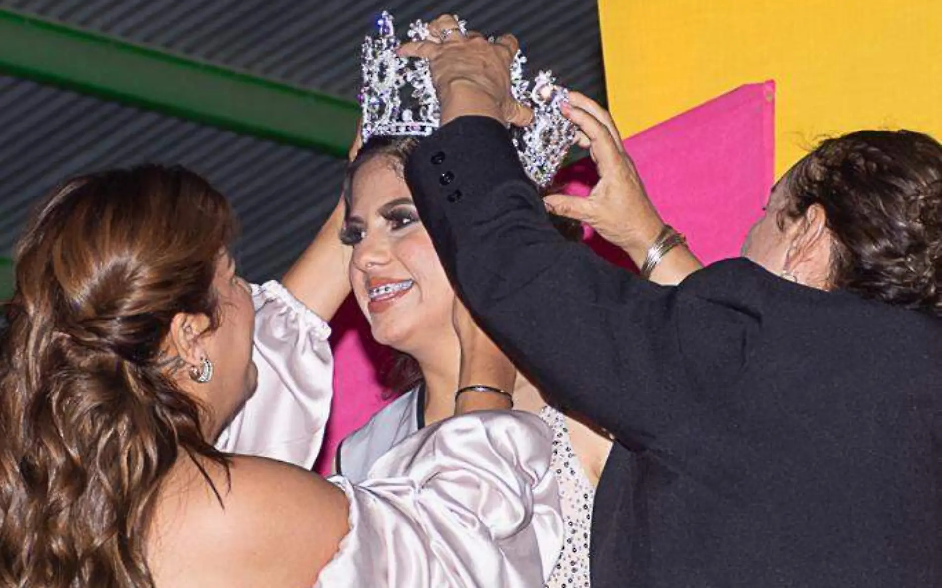 Coronan a Daniela como reina de la Feria Regional Agrícola y Ganadera de Rodeo